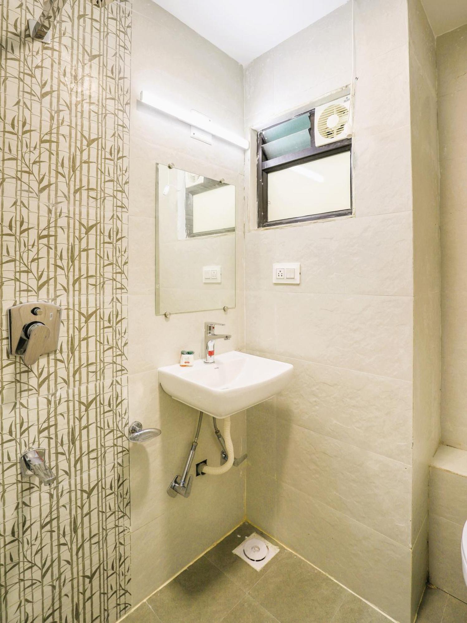 Stayguru Hotel Atithi Бгудж Екстер'єр фото